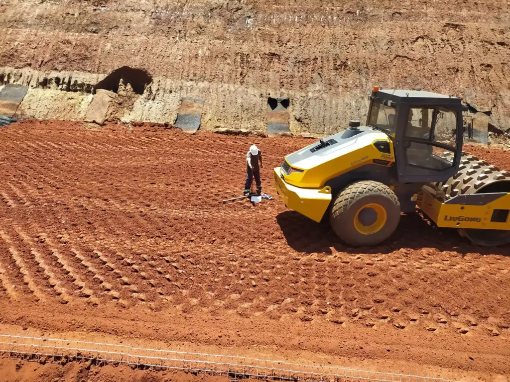 locação de rolo compactador